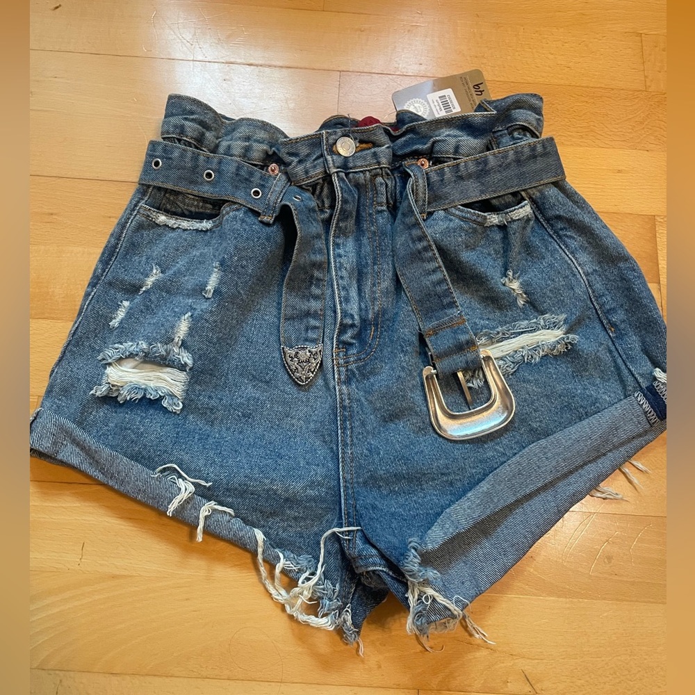Janette high wasted distressed jean shorts. New with tags. Size medium.